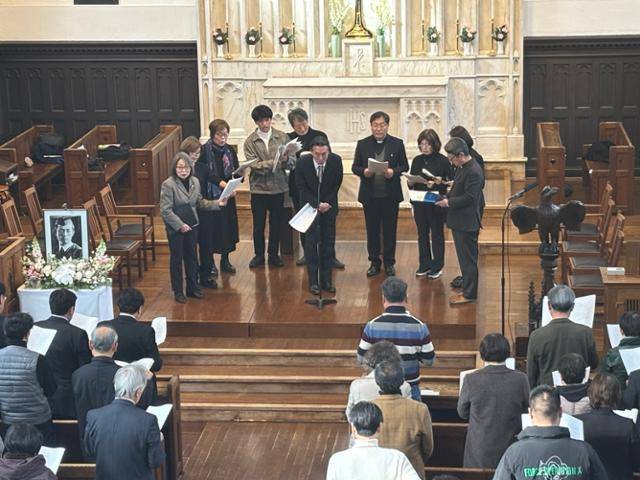 윤동주 시인 80주기 추도식 '윤동주와 함께 2025'에 참석한 한국인, 일본인들이 23일 일본 도쿄 릿쿄대 예배당에서 윤 시인의 대표작 '서시'를 함께 낭독하고 있다. 도쿄=류호 특파원