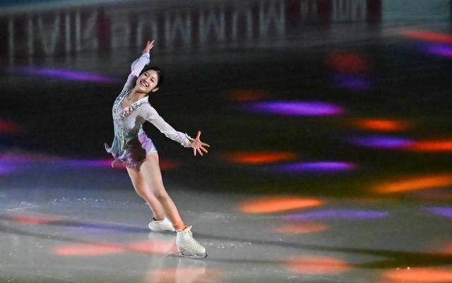 여자 싱글 선수 이해인이 사대륙 선수권 대회 갈라쇼에서 연기를 펼치고 있다.