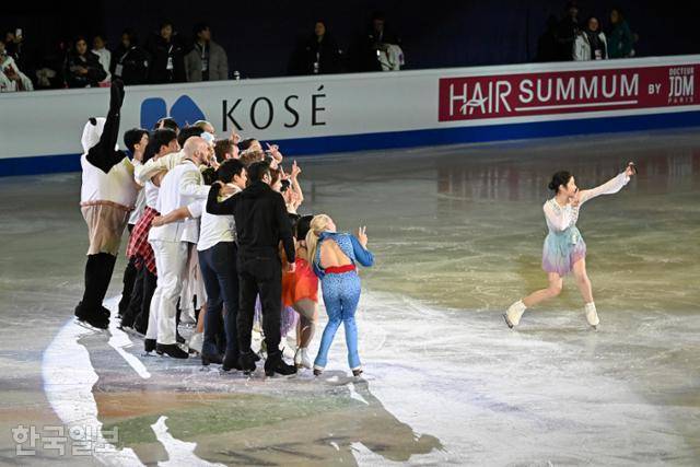 국제빙상경기연맹(ISU) 피겨스케이팅 사대륙선수권대회가 끝난 후 선수들이 단체 사진을 찍고 있다.