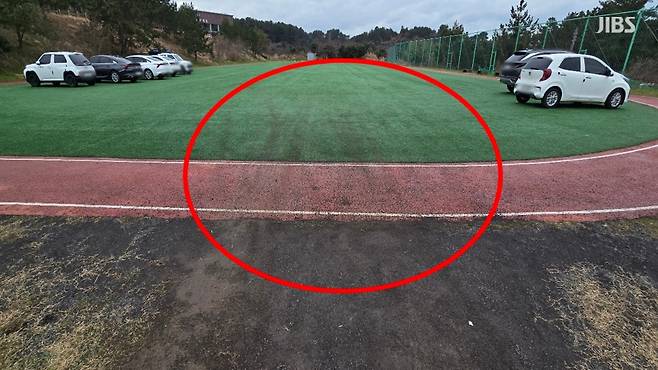 지난 15일 제26회 탐라기 전국 중학교 축구대회 임시주차장으로 사용된 미리내공원 족구장에 생긴 타이어 자국 (사진, 시청자 제공)
