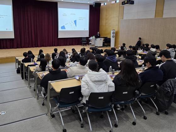지난 13일 오후 서울시립대 미래관 대강의실. 신입생 75명 등이 전세사기 예방 교육에 참여했다. 박종서 기자