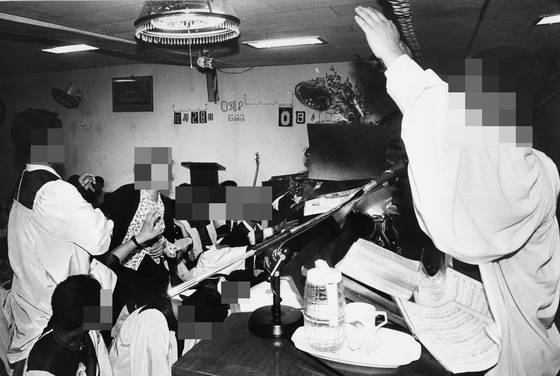 1992년 10월 29일 새벽, 약속한 시간이 지나고 휴거가 일어나지 않자 흥분한 여신도가 악보를 던지며 항의하고 있다. 중앙포토.