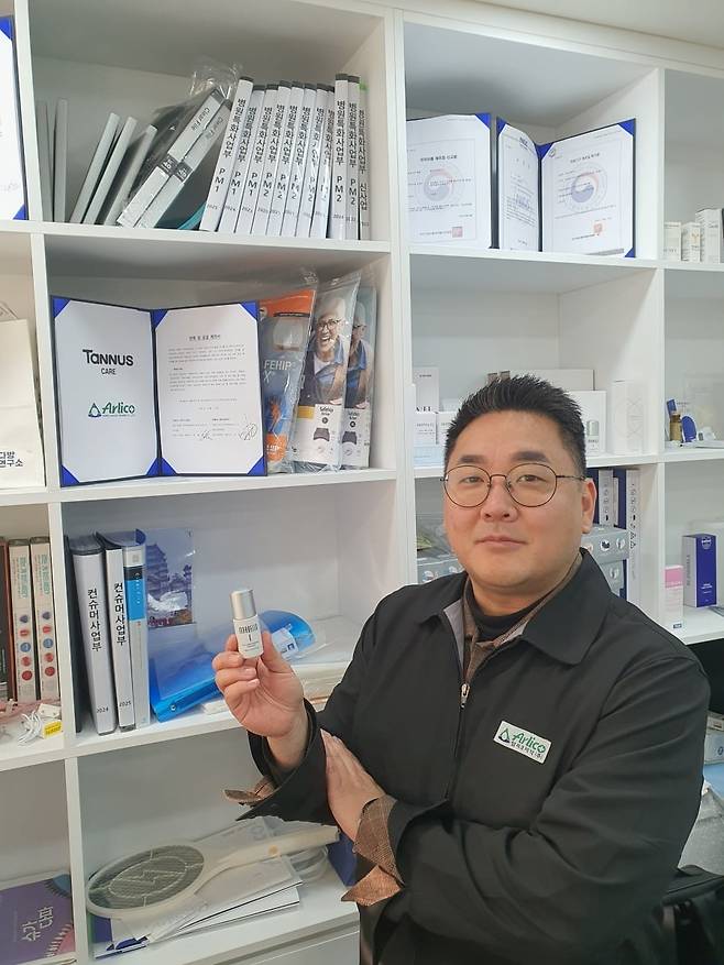 정현기 부장이 자체 브랜드 화장품 이나벨로를 들고 있다. 윤현주 기자