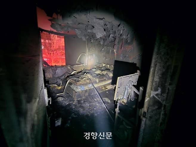 지난달 광주 북구 한 빌라에서 발생한 화재로 내부가 모두 탔다. 연합뉴스