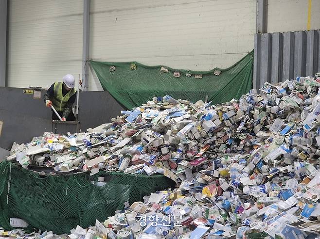 지난 20일 충북 청주시 소재 종이팩 선별 업체 작업장에서 노동자가 선별 작업을 하고 있다. 반기웅 기자