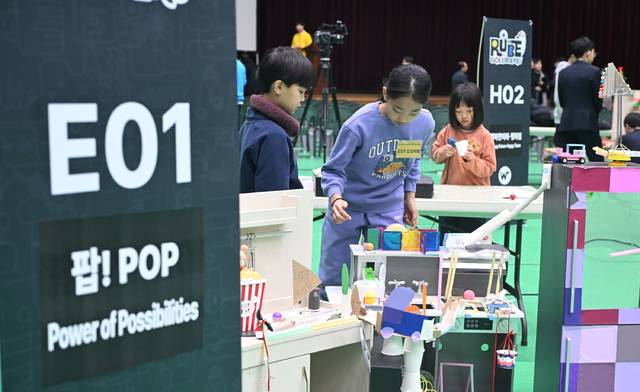 23일 인천 송도 글로벌캠퍼스에서 열린 '제1회 루브 골드버그 머신 콘테스트 한국대표 선발대회'에 참가한 학생들이 심사에 앞서 골드버그 장치를 점검하고 있다. 조병석기자