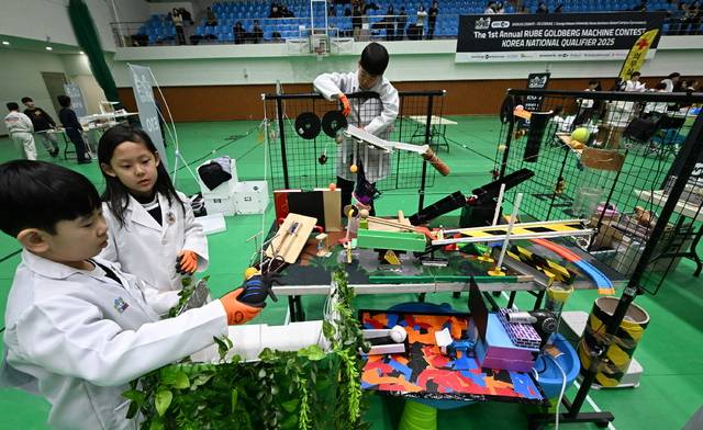 23일 인천 송도 글로벌캠퍼스에서 열린 '제1회 루브 골드버그 머신 콘테스트 한국대표 선발대회'에 참가한 학생들이 심사에 앞서 골드버그 장치를 점검하고 있다. 조병석기자