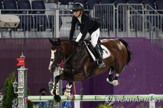 2020 도쿄 올림픽 마장마술에서 여자 선수로는 첫 우승을 차지한 독일의 율리아 크라예프스키의 모습[AP=연합뉴스]