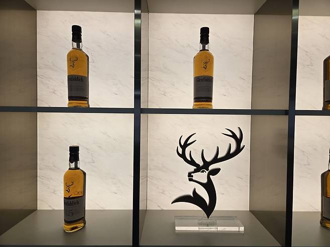 글렌피딕 싱글 몰트 위스키가 전시돼 있다. 정석준 기자