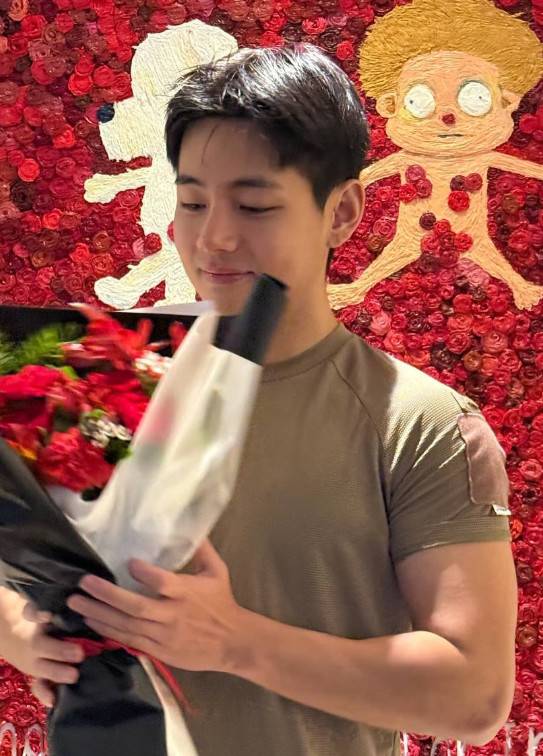 사진=뷔 공식 계정