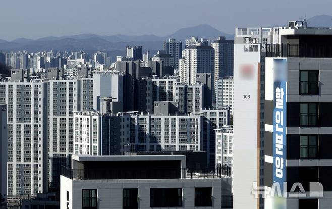 [대구=뉴시스] 이무열 기자 = 지난 19일 대구 수성구의 한 아파트에 할인분양 관련 현수막이 붙어있다. 정부가 지방의 '악성 미분양' 주택 문제를 해소하기 위해 한국토지주택공사(LH)를 통해 약 3000호를 직접 매입하기로 했다. 국토부에 따르면 지난해 12월 기준 전국 미분양 아파트는 7만173가구로 지난 2012년(7만4835가구) 이후 12년 만에 최다 수준이다. 지방 미분양 주택은 2022년부터 5만호 수준이다. 지난해 지방 미분양 주택은 5만3000호로 이 중 '악성 미분양'으로 분류되는 준공 후 미분양은 1만7200호에 달한다. 대구·경북 등 지방 아파트의 대규모 미분양은 중견 규모의 건설사까지 영향을 받았을 정도다. 2025.02.23. lmy@newsis.com