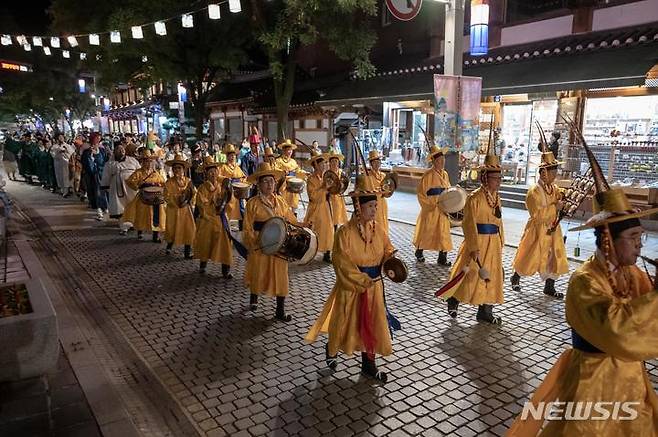 [전주=뉴시스]윤난슬 기자 = 전통과 문화가 살아 숨 쉬는 도시 전북 전주에서 올해도 문화재를 활용한 전주문화재야행이 펼쳐진다.(사진=전주시 제공)