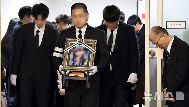 [대전=뉴시스] 강종민 기자 = 고(故) 김하늘 양의 발인식이 이뤄진 지난 14일 오전 하늘 양의 운구행렬이 대전 서구 건양대병원 영결식장을 나서고 있다. 2025.02.14. ppkjm@newsis.com