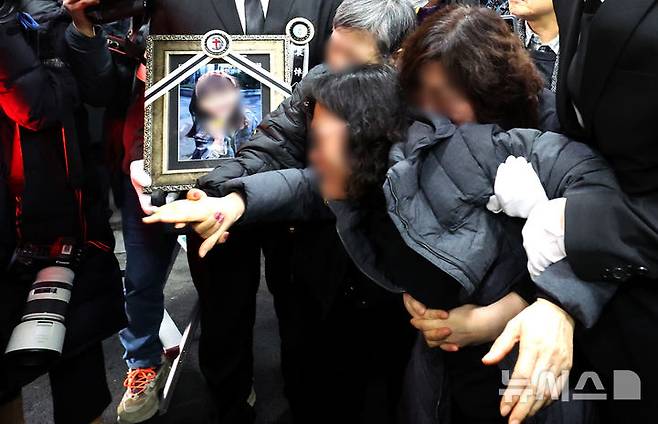 [대전=뉴시스] 강종민 기자 = 지난 14일 오전 대전 서구 건양대병원 장례식장에서 열린 고 김하늘 양의 발인식에서 유가족들이 하늘 양의 이름을 부르며 오열하고 있다. 2025.02.14. ppkjm@newsis.com