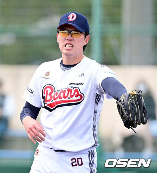 [OSEN=미야자키(일본), 지형준 기자]&nbsp;21일 일본 미야자키 기요타케 스포츠파크 2구장에서 두산 베어스가 일본 실업팀 세가사미와 스프링캠프 첫 연습경기를 가졌다. 이날 경기에서 두산은 1-8로 패했다.2회 두산 김유성이 볼넷을 허용하며 아쉬워하고 있다. 2025.02.21 /jpnews@osen.co.kr