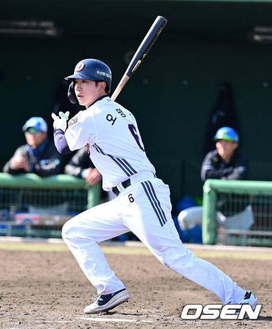 [OSEN=미야자키(일본), 지형준 기자]&nbsp;21일 일본 미야자키 기요타케 스포츠파크 2구장에서 두산 베어스가 일본 실업팀 세가사미와 스프링캠프 첫 연습경기를 가졌다. 이날 경기에서 두산은 1-8로 패했다.8회말 두산 오명진이 팀의 첫 안타를 날리고 있다. 2025.02.21 /jpnews@osen.co.kr