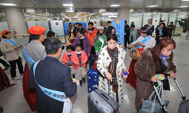 지난해 설 연휴를 앞둔 2월 8일 오후 제주국제공항 1층 국제선 도착장에서 제주~상하이 직항노선을 타고 온 중국인 관광객들을 환영하는 행사가 열렸다. 뉴시스