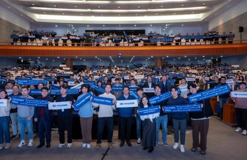 호세 무뇨스(앞줄 왼쪽 여섯번째) 현대자동차 최고경영자(CEO) 사장이 지난 20일 현대차 남양연구소에서 열린 타운홀 미팅에서 직원들과 피켓을 들고 기념촬영을 하고 있다. 사진제공=현대차