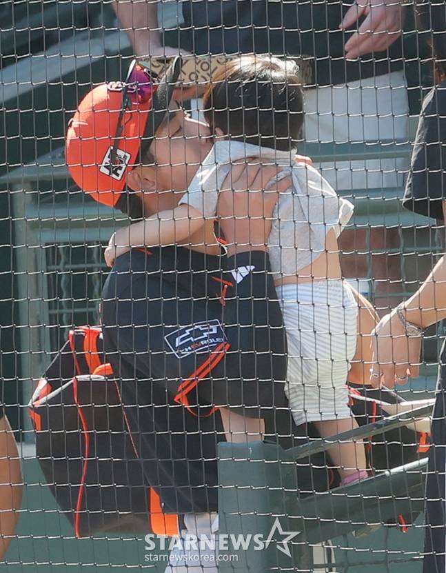 [포토] 고우석 아들 '정후 삼촌, 여기서 이러시면...'