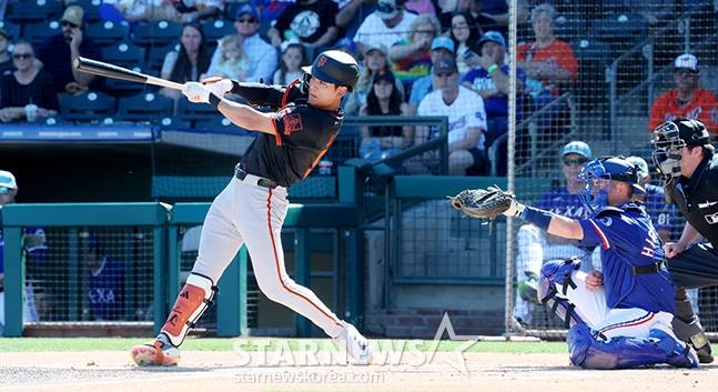 2025 메이저리그 시범경기 샌프란시스코 자이언츠 대 텍사스 레인저스 전이 23일 미국 애리조나주 서프라이즈 스타디움에서 열렸다. SFG 이정후가 3번 타자 겸 중견수로 1회초 텍사스 레인저스 선발 타일러 말리의 초구를 통타, 안타를 날리고 있다. /사진=김진경 대기자