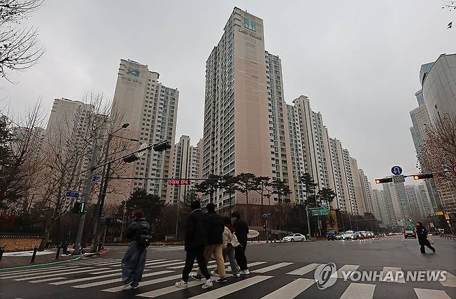 잠실·삼성·대치·청담 아파트 291곳 '토지거래허가' 풀린다 (서울=연합뉴스) 한종찬 기자 = 서울 송파구 잠실동, 강남구 삼성·대치·청담동 등 국제교류복합지구 인근 아파트 291곳에 대한 토지거래허가구역 지정이 5년 만에 풀린다. 서울시는 12일 제2차 도시계획위원회를 열고 이런 내용이 담긴 토지거래허가구역 조정(안)을 승인했다고 밝혔다. 조정안은 13일 공고 후 즉시 효력을 발휘한다.
    사진은 이날 토지거래허가 해제구역으로 발표된 잠실 아파트 일대 모습. 2025.2.12 saba@yna.co.kr