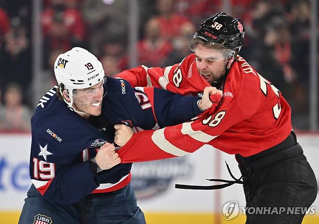 미국-캐나다 아이스하키 경기중 주먹다짐  [AFP=연합뉴스 재판매 및 DB금지]