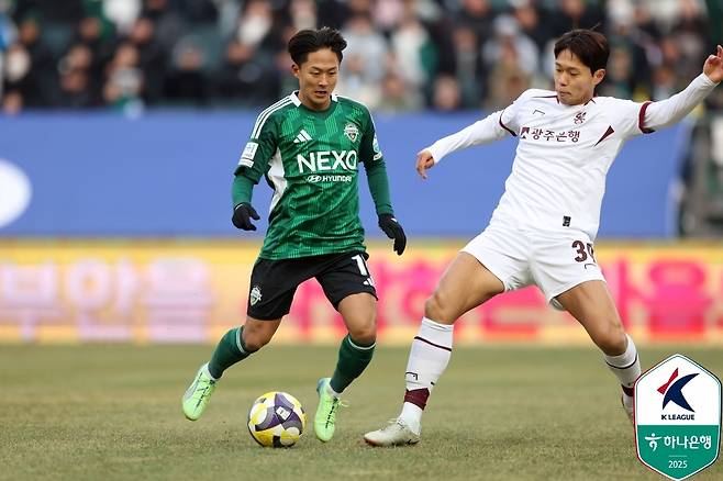 광주와의 경기에서 민상기와 경합하는 이승우 [한국프로축구연맹 제공. 재판매 및 DB 금지]