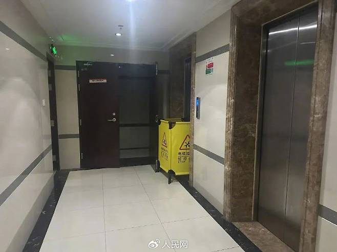 지난 18일 엘리베이터 사망 사고가 발생한 중국 윈난성 쿤밍시의 한 건물에 차단막이 설치돼있다. (사진=바이두 홈페이지 화면 갈무리)