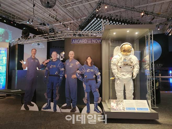 우주비행사들 판넬과 우주복의 모습(사진=최연두 기자)
