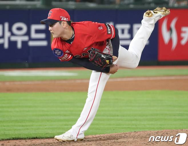 13일 부산 동래구 사직야구장에서 열린 프로야구 '2022 신한은행 SOL KBO리그' 한화 이글스와 롯데 자이언츠의 경기 8회초 무사 구원투수 최준용이 역투하고 있다. 2022.7.13./뉴스1 ⓒ News1 김영훈 기자