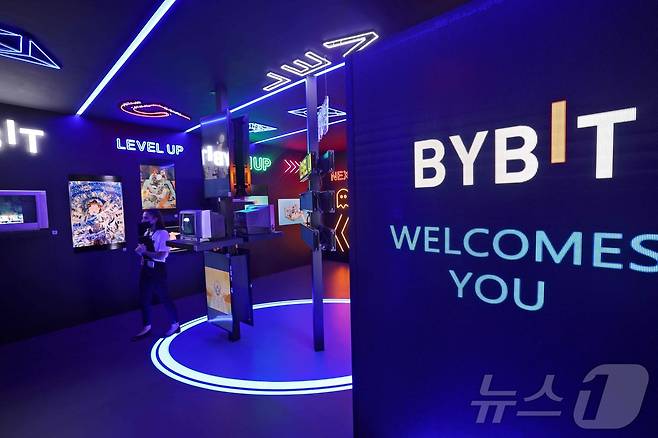 두바이에 소재한 암호화폐 거래소 바이비트 로고. ⓒ AFP=뉴스1 ⓒ News1 박형기 기자