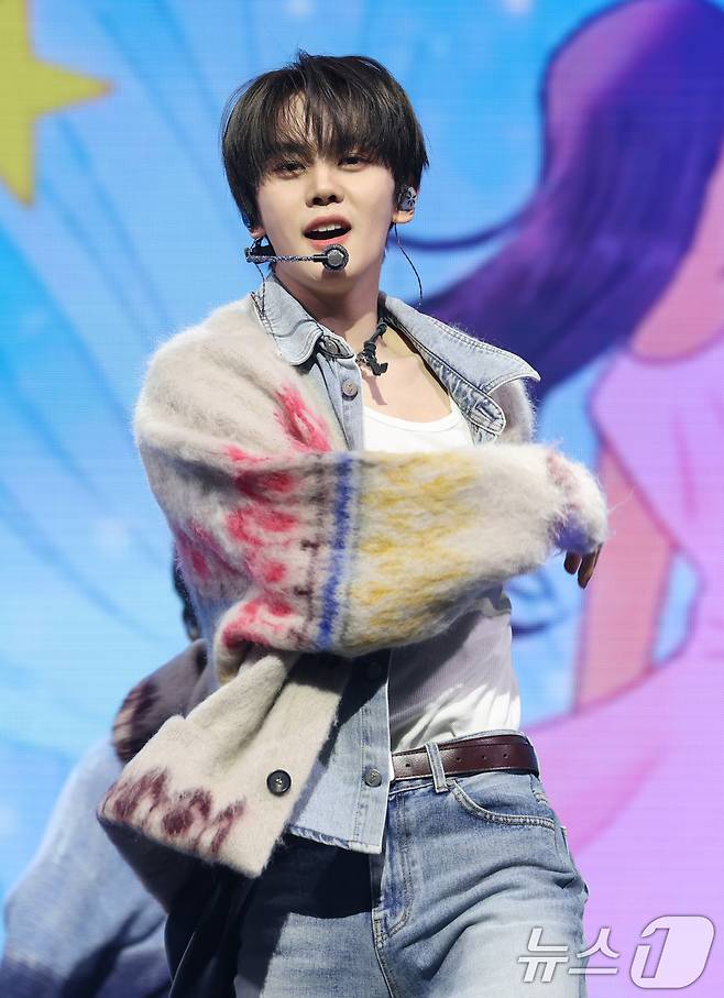 제로베이스원(ZEROBASEONE) 김규빈이 24일 서울 한남동 블루스퀘어에서 가진 미니 5집 '블루 파라다이스(BLUE PARADISE)' 발매 기념 미디어 쇼케이스에서 타이틀곡 '블루(BLUE)'를 열창하고 있다. 2025.2.24/뉴스1 ⓒ News1 권현진 기자