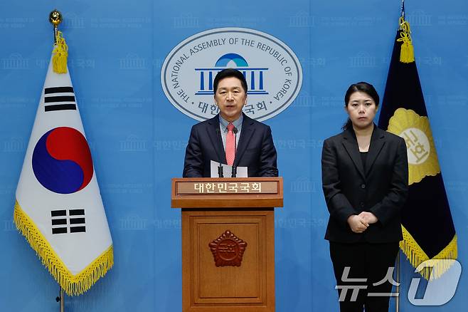 김기현 국민의힘 의원이 19일 서울 여의도 국회 소통관에서 윤석열 대통령의 형사재판과 탄핵심판이 오는 20일 동시에 열리는 것과 관련, 헌법재판소를 향해 기일을 변경해 방어권을 보장해달라며 기자회견을 하고 있다. 2025.2.19/뉴스1 ⓒ News1 안은나 기자