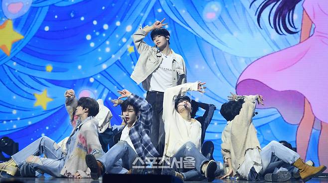 제로베이스원이 24일 서울 용산구 블루스퀘어에서 열린 미니 5집 ‘블루 파라다이스(BLUE PARADISE)’ 발매 기념 미디어 쇼케이스에서 타이틀곡 ‘블루’를 부르고 있다. 2025. 2. 24. 최승섭기자 thunder@sportsseoul.com