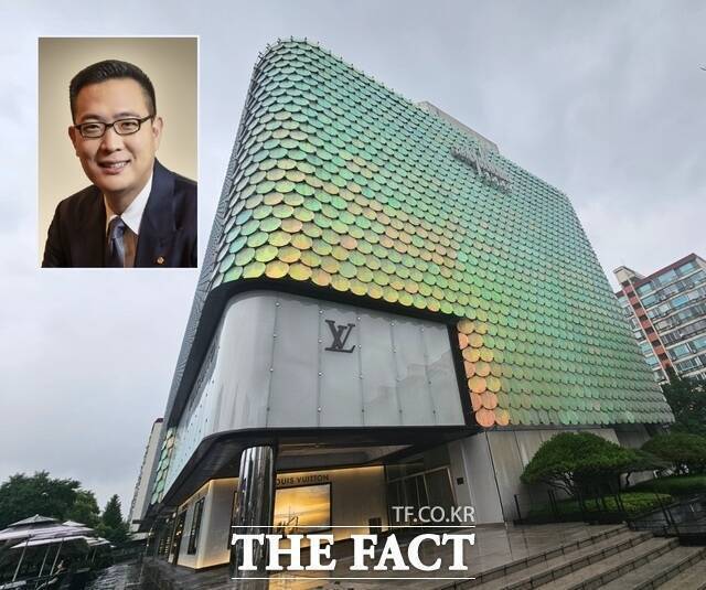 한화갤러리아 지난해 연간 영업이익이 전년 대비 68% 감소한 가운데 아워홈 인수전 등 그룹 내 역할을 키우고 있는 김동선 한화갤러리아 미래비전총괄 부사장(사진 좌측 상단)의 백화점사업 타개책이 주목된다. 사진은 서울시 강남구 갤러리아백화점 명품관 전경 /우지수 기자·한화갤러리아