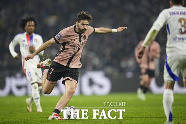 전반 45분 동안 활기찬 모습을 보인 조지아 출신의 PSG 공격수 흐비차 크바라츠헬리아(가운데)./리옹=AP.뉴시스