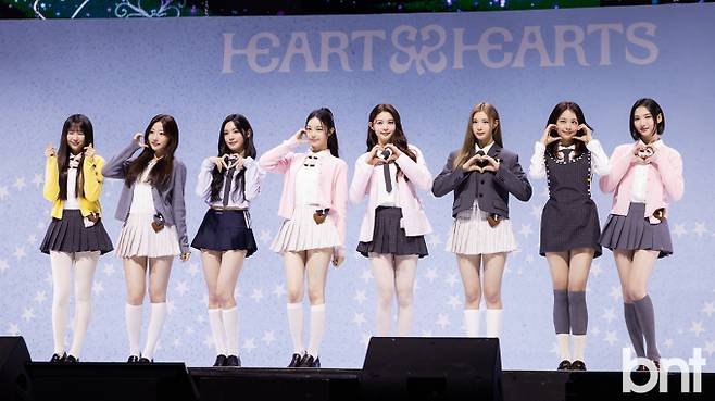 하츠투하츠, 데뷔 쇼케이스 중 무대 이상... 대박 시그널?