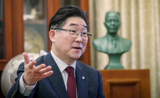 지난 18일 김동원 고려대 총장이 서울 성북구 고려대 본관 총장실에서 본지와 인터뷰를 하고 있다. 올해 개교 120주년을 맞은 고려대는 인공지능(AI) 등 첨단 기술과 인간 지성을 융합한 인재를 기르겠다는 ‘넥스트 인텔리전스’를 슬로건으로 내걸었다. 김 총장 오른쪽 흉상은 1932년 보성전문학교를 인수해 고려대의 기반을 닦은 인촌 김성수 선생./박성원 기자