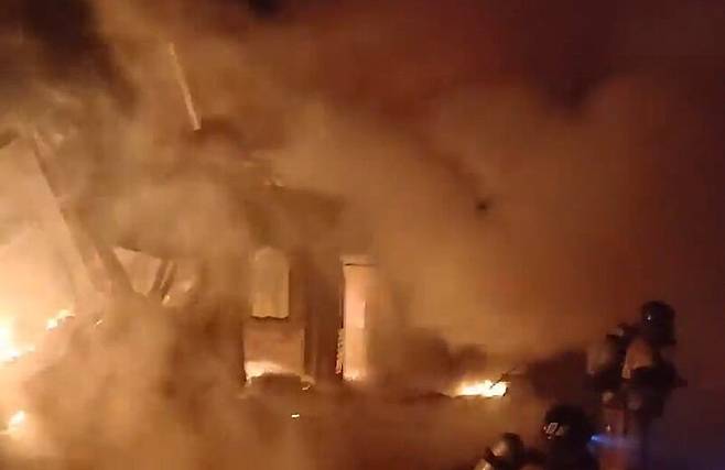 해남군 황산면에서 불이 나  소방당국이 화재를 진압중이다. /뉴스1