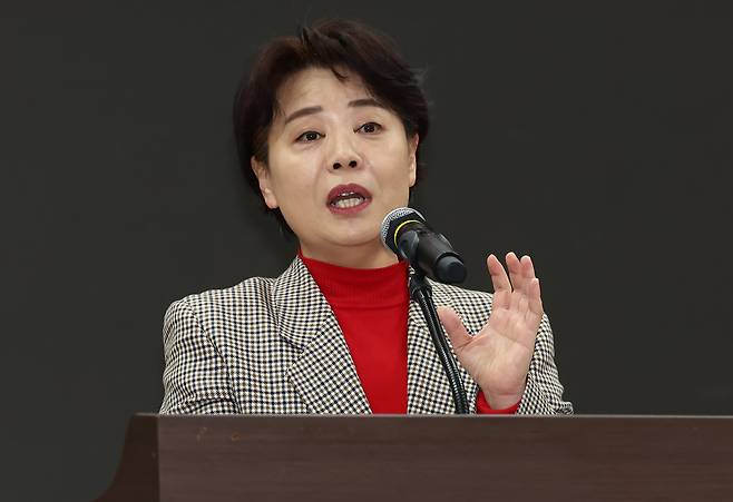 윤희숙 여의도연구원장이 18일 오전 서울 여의도 국회 의원회관에서 열린 '창립 30주년 여의도연구원 연속토론회, 국민 위에 군림하는 국가기관 정상인가?'에서 개회사를 하고 있다. /뉴스1