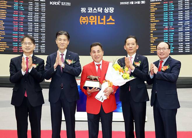 24일 서울 영등포구 한국거래소 서울사옥에서 배선기구 및 전기차충전기를 제조.판매하는 위너스의 코스닥시장 상장기념식이 열리고 있다. (왼쪽부터) 김대영 한국IR협의회 부회장, 민경욱 한국거래소 코스닥시장본부장, 김창성 위너스 대표이사, 강성범 미래에셋증권 부사장, 강왕락 코스닥협회 부회장. /한국거래소 제공