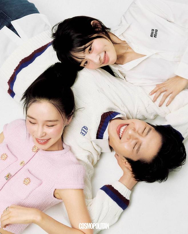 (정혜임)트위드 톱 Self-portrait. 데님 팬츠 스타일리스트 소장품. 반지 본인 소장품. (곽민재)스웨터 Bode by Mue. 셔츠, 데님 팬츠 스타일리스트 소장품. (이지연)셔츠 Miu Miu. 목걸이 , 반지 본인 소장품.