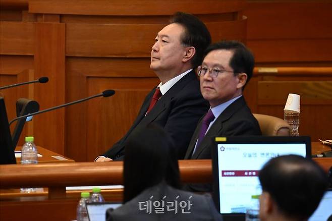윤석열 대통령이 지난 20일 오후 서울 종로구 헌법재판소에서 열린 탄핵심판 10차 변론에 출석해 있다. ⓒ사진공동취재단