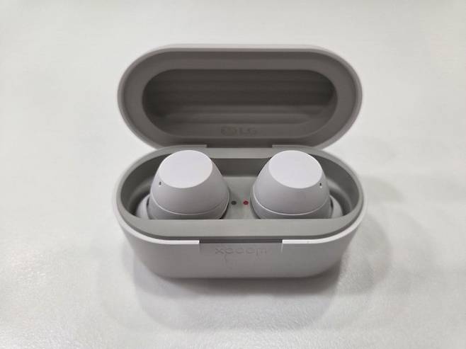 LG전자 무선 이어폰 '엑스붐 버즈'. 사진=구자윤 기자