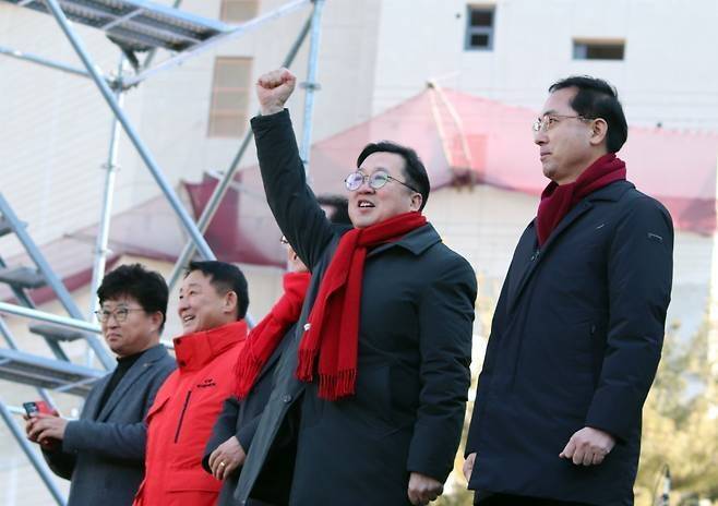 지난 22일 오후 대전시청 남문 광장에서 열린 ‘윤석열 탄핵 반대 집회’에서 이장우 대전시장(오른쪽에서 두번째)과 대전의 박희조(맨 오른쪽) 동구청장, 서철모 서구청장(왼쪽에서 두번째), 최충규 대덕구청장(맨 왼쪽)이 단상에 올라 참석자들에게 격려 인사를 하고 있다. 오마이뉴스 제공