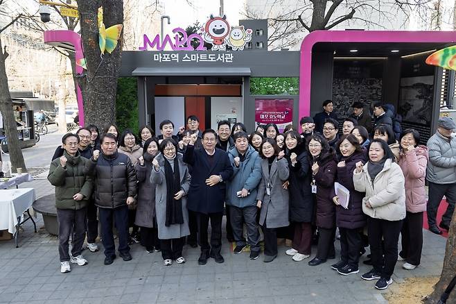 마포역 스마트도서관 앞에서 박강수 마포구청장이 기념촬영을 하고 있다. 마포구 제공