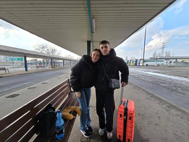 20일 폴란드 바르샤바 버스터미널에서 만난 우크라이나인 다니엘(18·오른쪽)이 자신의 누나와 함께 포즈를 취하고 있다. 2022년 2월 러시아의 침공 후 우크라이나를 떠나 폴란드에 정착한 그는 "종전 협상 등 뉴스에 관심이 없다"고 잘라 말했다. 바르샤바=신은별 특파원