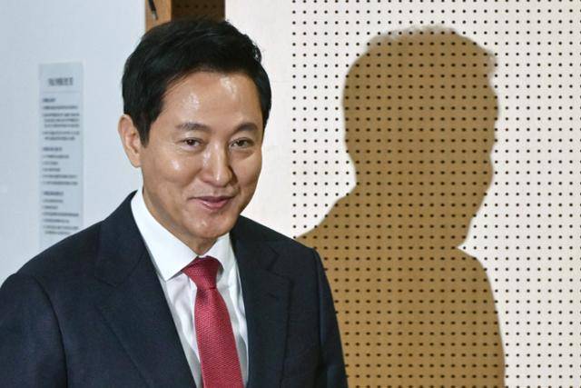 오세훈 서울시장이 24일 서울시청에서 열린 서울 교통 통합 브랜드 '고 서울(GO SEOUL)' 관련 기자 설명회에 참석하고 있다. 하상윤 기자