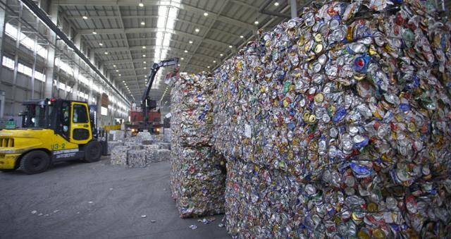 경북 영주시에 위치한 아시아 최대 규모 캔투캔 재활용 시설인 노벨리스코리아 '리사이클 센터'에서 지게차가 폐 음료캔 뭉치를 옮기고 있다. 이 캔 뭉치들을 파쇄하고, 불순물을 제거하고, 열로 코팅을 벗긴 후, 다시 녹이고 굳힌 다음, 얇게 밀어내면 새 알루미늄 코일이 된다. 폐캔은 캔으로 재활용 시 이론상 '무한 재활용'이 가능한 귀한 자원으로 그 가치가 점점 커지고 있다. 노벨리스코리아 제공