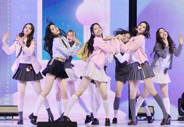 걸그룹 하츠투하츠가 24일 서울 광진구 예스24라이브홀에서 열린 첫 번째 싱글 언론 공개회에서 타이틀 곡 '더 체이스'를 선보이고 있다. 연합뉴스